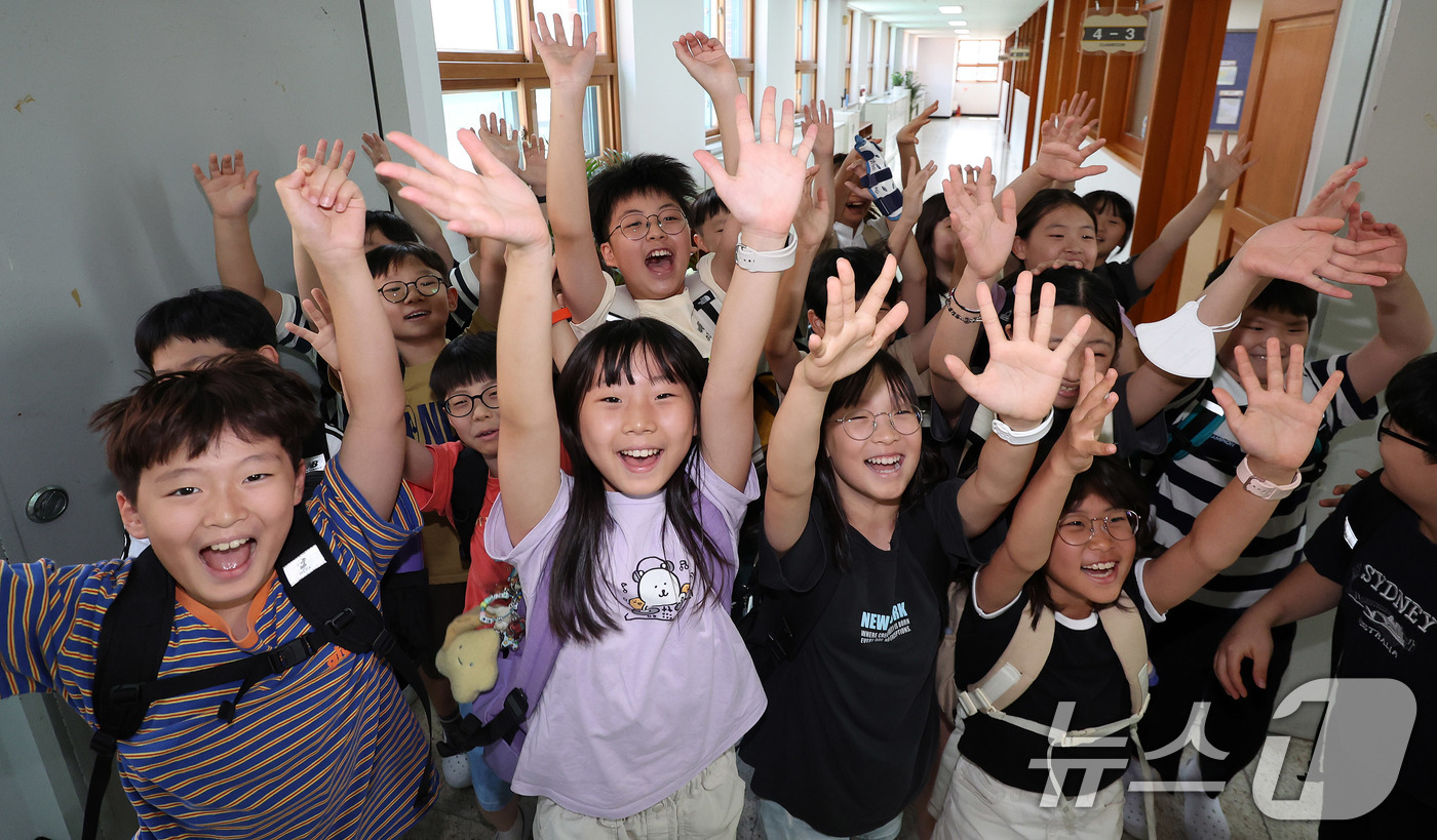 (서울=뉴스1) 박지혜 기자 = 23일 서울 동작구 삼일초등학교에서 여름 방학식을 마친 학생들이 환한 얼굴로 하교를 하고 있다. 2025.7.23/뉴스1