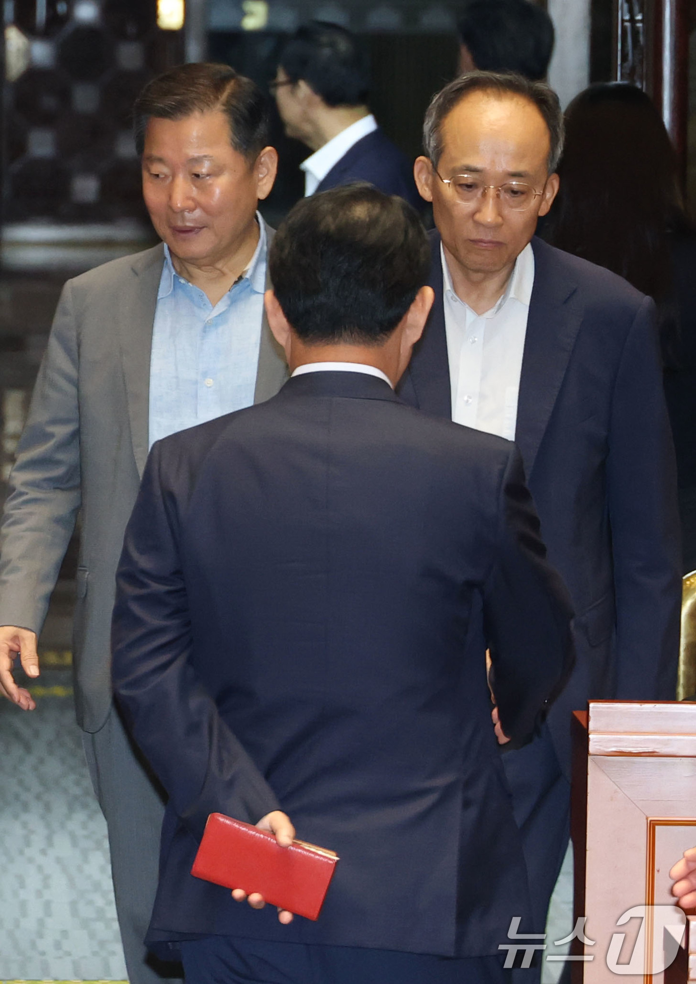 (서울=뉴스1) 이광호 기자 = 국민의힘 이철규, 추경호 의원이 23일 오전 서울 여의도 국회에서 열린 의원총회에 참석하고 있다.  2025.7.23/뉴스1