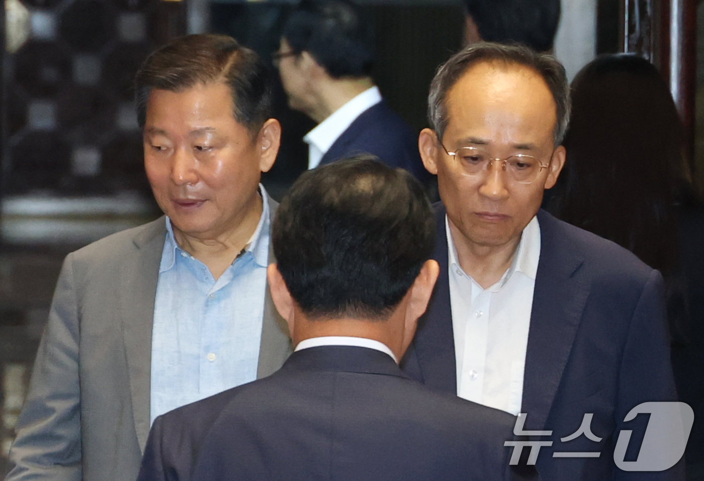 (서울=뉴스1) 이광호 기자 = 국민의힘 이철규, 추경호 의원이 23일 오전 서울 여의도 국회에서 열린 의원총회에 참석하고 있다.  2025.7.23/뉴스1