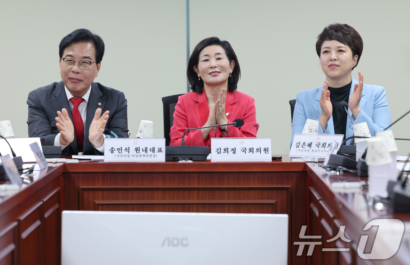 (서울=뉴스1) 안은나 기자 = 송언석 국민의힘 비상대책위원장 겸 원내대표(왼쪽부터), 김희정, 김은혜 의원이 23일 오전 서울 여의도 국회의원회관에서 열린 국회 인사청문제도 문제 …