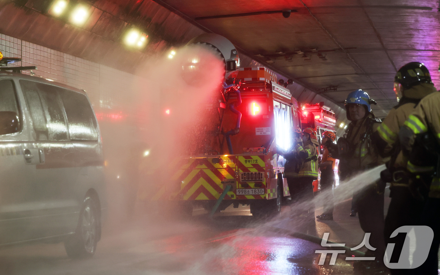 (서울=뉴스1) 오대일 기자 = 23일 오전 서울 중구 남산1호터널에서 터널 내 차량 화재 사고 상황을 가정해 실시된 재난대응 관계기관 합동훈련에서 소방대원들이 조명과 배연 기능을 …