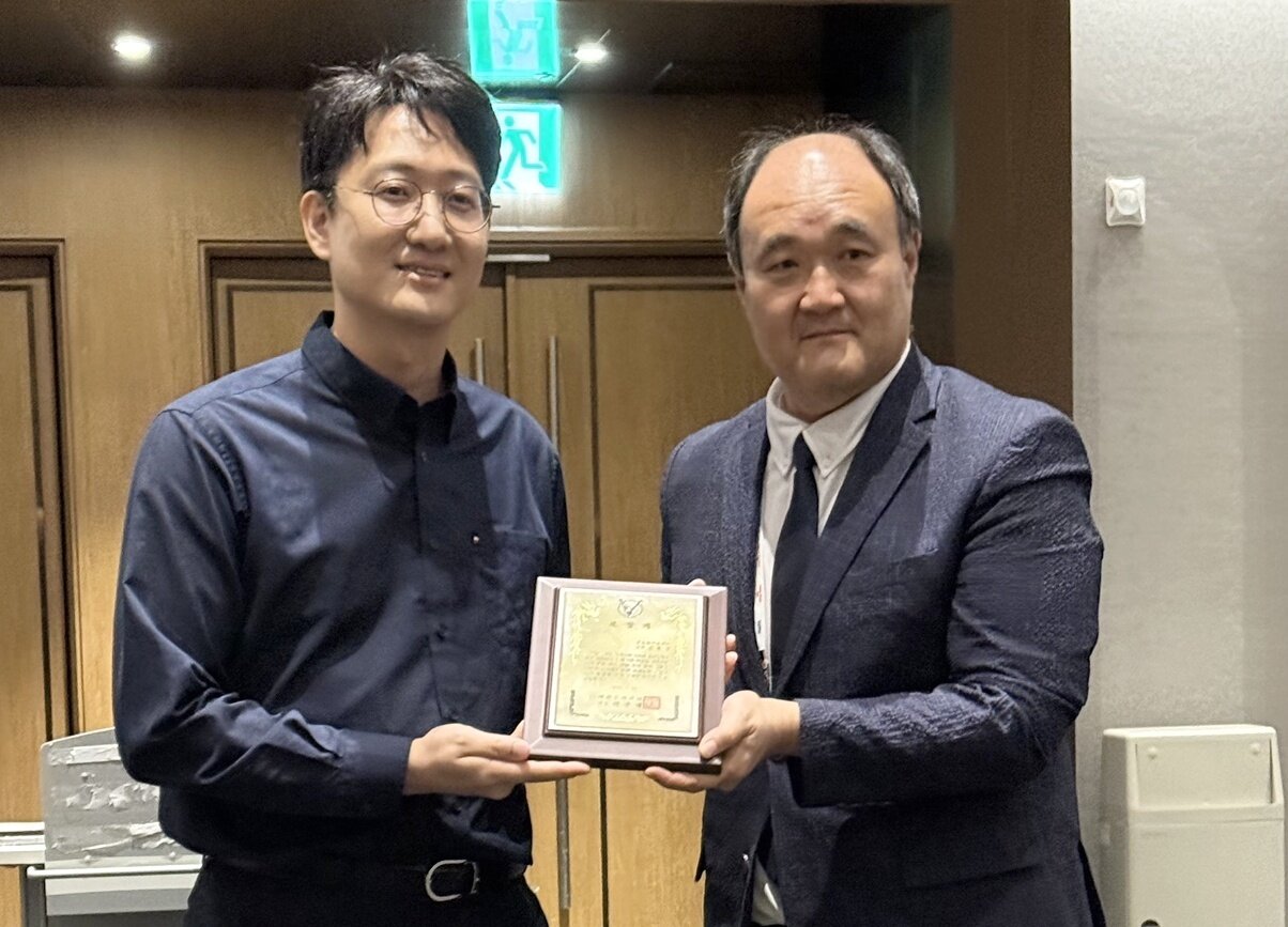 본문 이미지 - 2025경기수의콘퍼런스에서 대한수의사회 표창패를 받은 김용선 본동물의료센터 대표원장(왼쪽) ⓒ 뉴스1