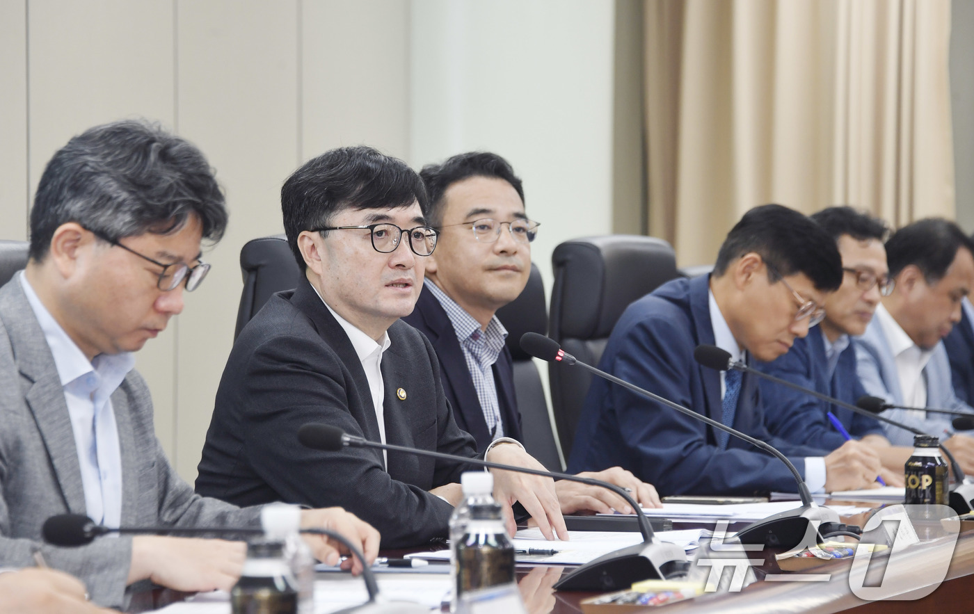 (서울=뉴스1) = 임기근 기획재정부 2차관이 23일 서울 서초구 한전아트센터에서 열린 '제19차 공공기관 투자집행 점검회의'를 주재하고 있다. (기획재정부 제공. 재판매 및 DB …