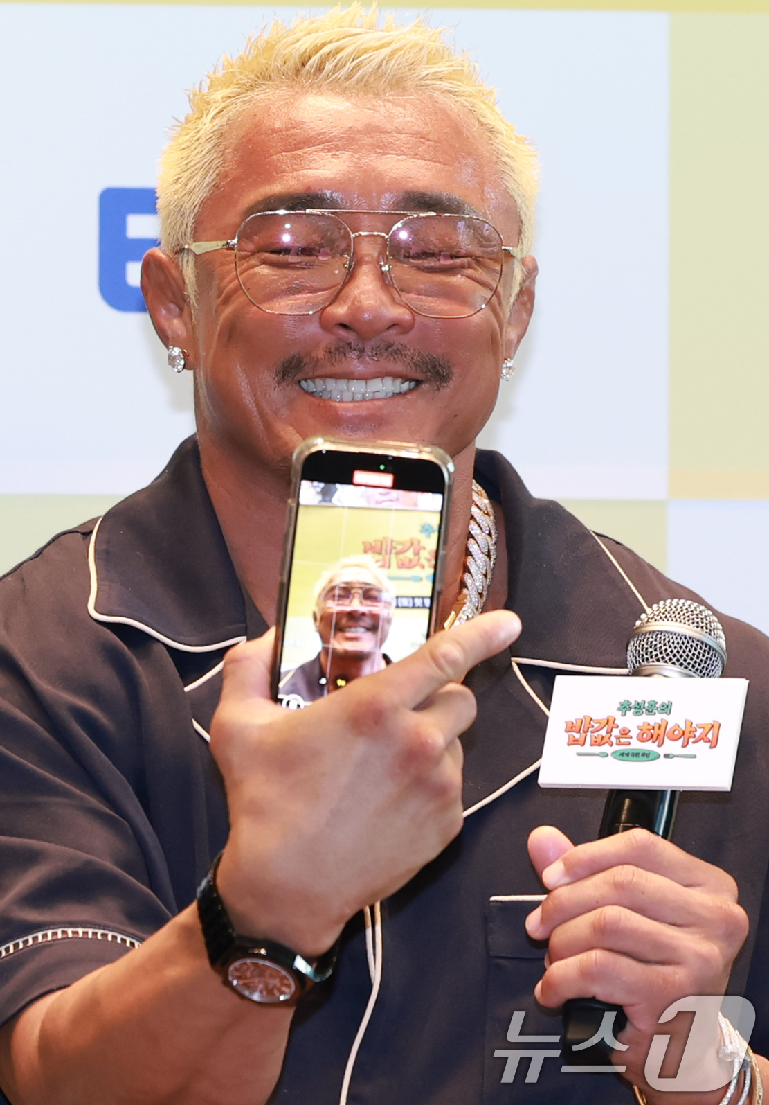 (서울=뉴스1) 권현진 기자 = 격투기 선수 추성훈이 23일 서울 여의도 TWO IFC에서 열린 ENA, EBS 공동제작 '추성훈의 밥값은 해야지' 제작발표회에 참석해 현장을 핸드 …