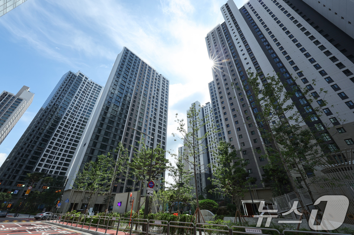 (서울=뉴스1) 신웅수 기자 = 소유권 이전 조건부 전세 대출 제한에 서초구 잠원동 '메이플자이'의 전셋값이 하락하고 있다.23일 부동산 업계에 따르면 메이플자이 전용면적 59㎡ …