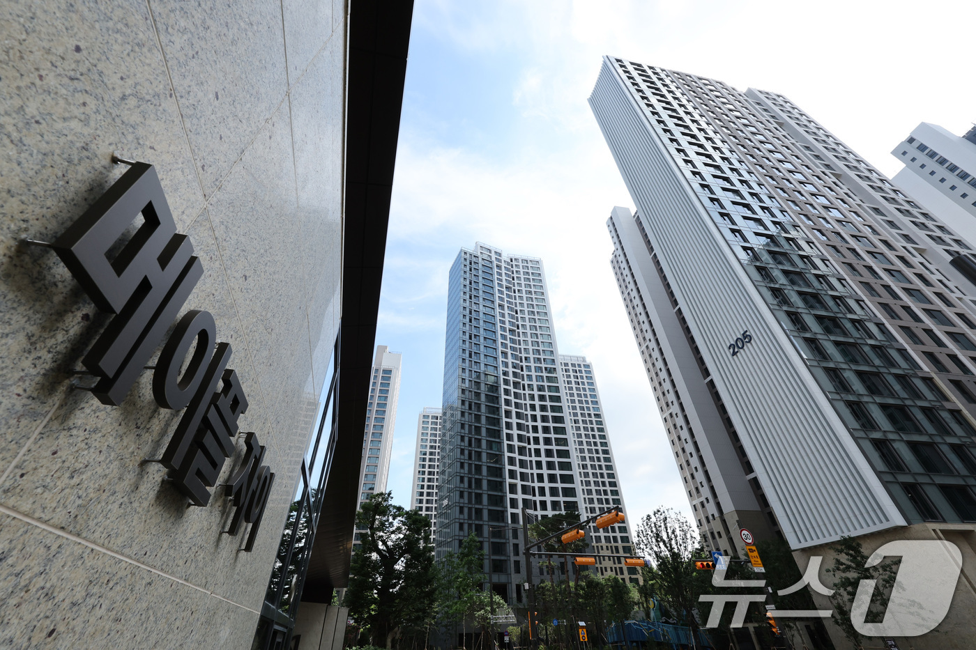 (서울=뉴스1) 신웅수 기자 = 소유권 이전 조건부 전세 대출 제한에 서초구 잠원동 '메이플자이'의 전셋값이 하락하고 있다.23일 부동산 업계에 따르면 메이플자이 전용면적 59㎡ …