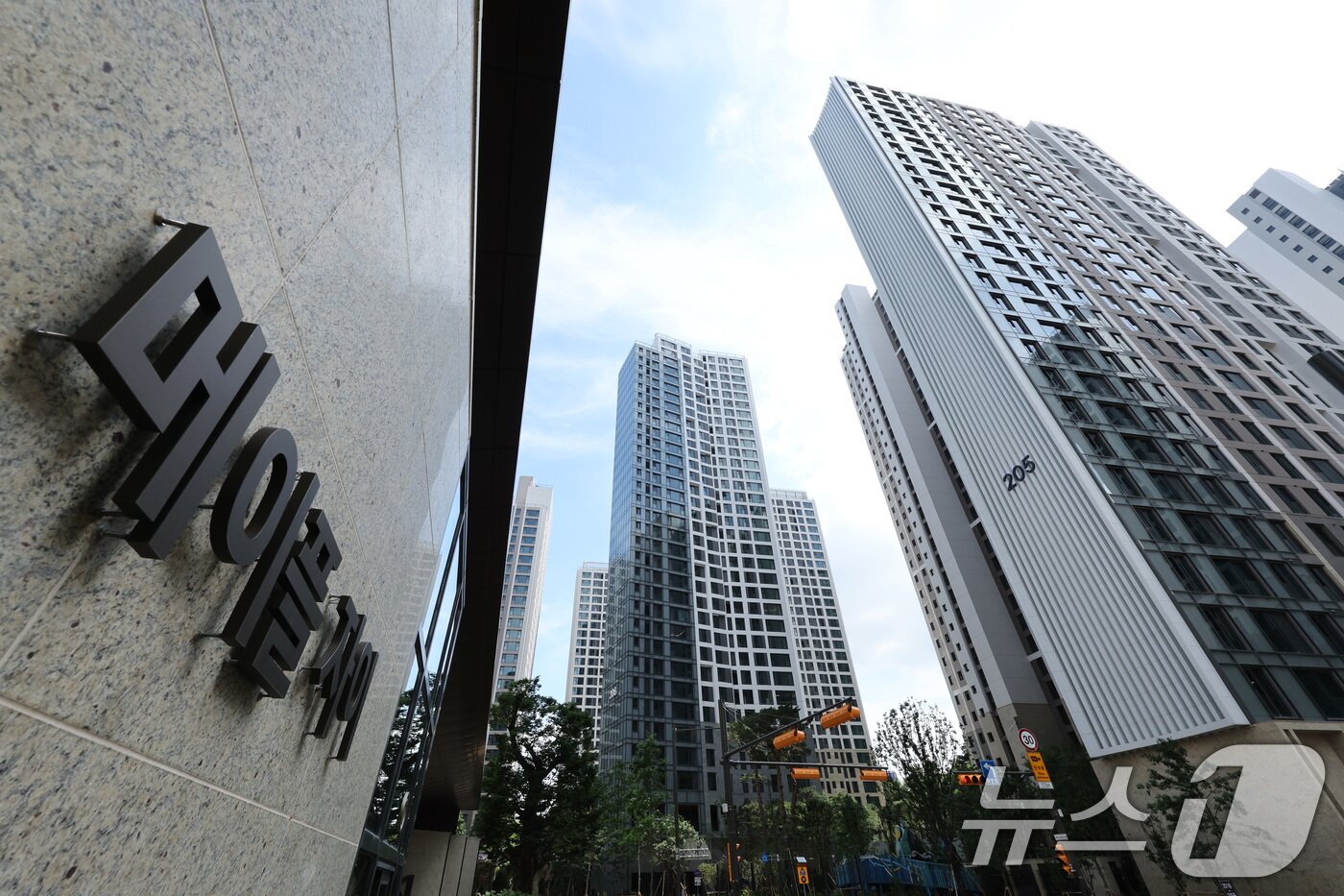 본문 이미지 -  서울 서초구 잠원동 메이플자이 아파트 단지의 모습. /뉴스1 ⓒ News1 신웅수 기자