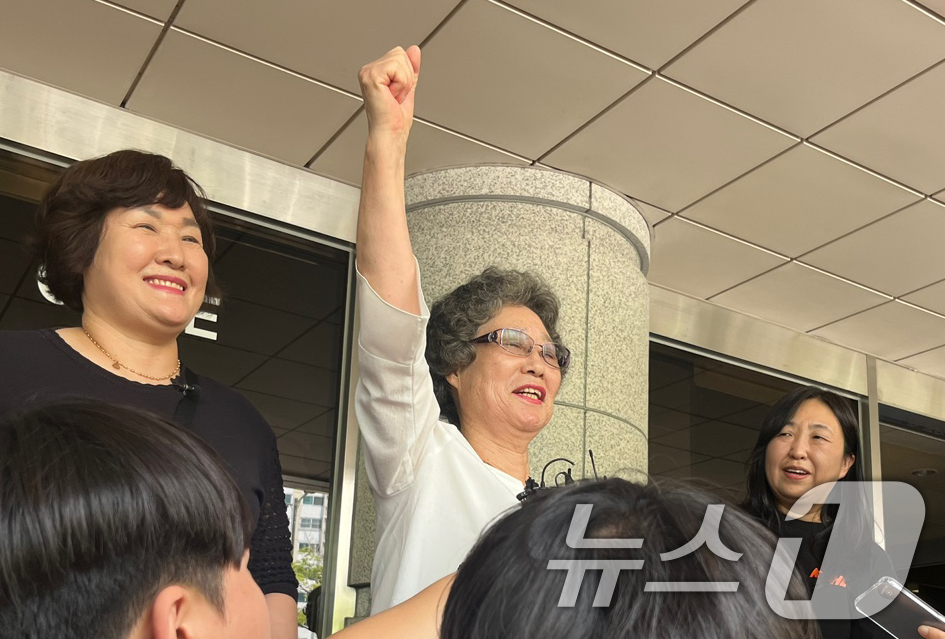 (부산=뉴스1) 장광일 기자 = 61년 전 자신을 성폭행하려던 남성의 혀를 깨물어 중상해 혐의 유죄 판결을 받았던 최말자 씨(78)가 23일 부산 연제구 부산지방법원에서 열린 재심 …