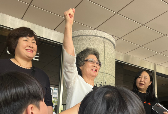 두 손 번쩍 든 최말자 씨