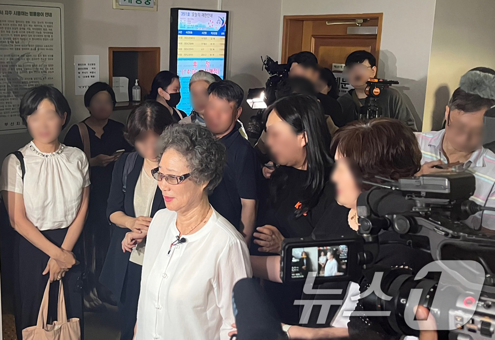 (부산=뉴스1) 장광일 기자 = 61년 전 자신을 성폭행하려던 남성의 혀를 깨물어 중상해 혐의 유죄 판결을 받았던 최말자 씨(78)가 23일 부산 연제구 부산지방법원에서 열린 재심 …