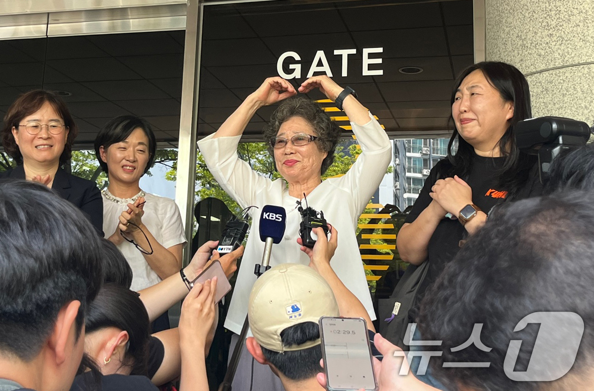 (부산=뉴스1) 장광일 기자 = 61년 전 자신을 성폭행하려던 남성의 혀를 깨물어 중상해 혐의 유죄 판결을 받았던 최말자 씨(78)가 23일 부산 연제구 부산지방법원에서 열린 재심 …