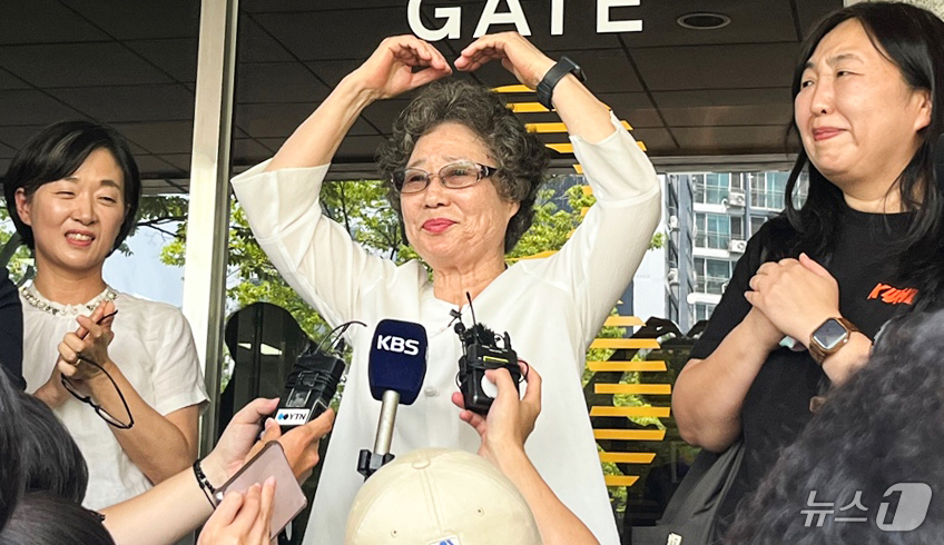 (부산=뉴스1) 장광일 기자 = 61년 전 자신을 성폭행하려던 남성의 혀를 깨물어 중상해 혐의 유죄 판결을 받았던 최말자 씨(78)가 23일 부산 연제구 부산지방법원에서 열린 재심 …