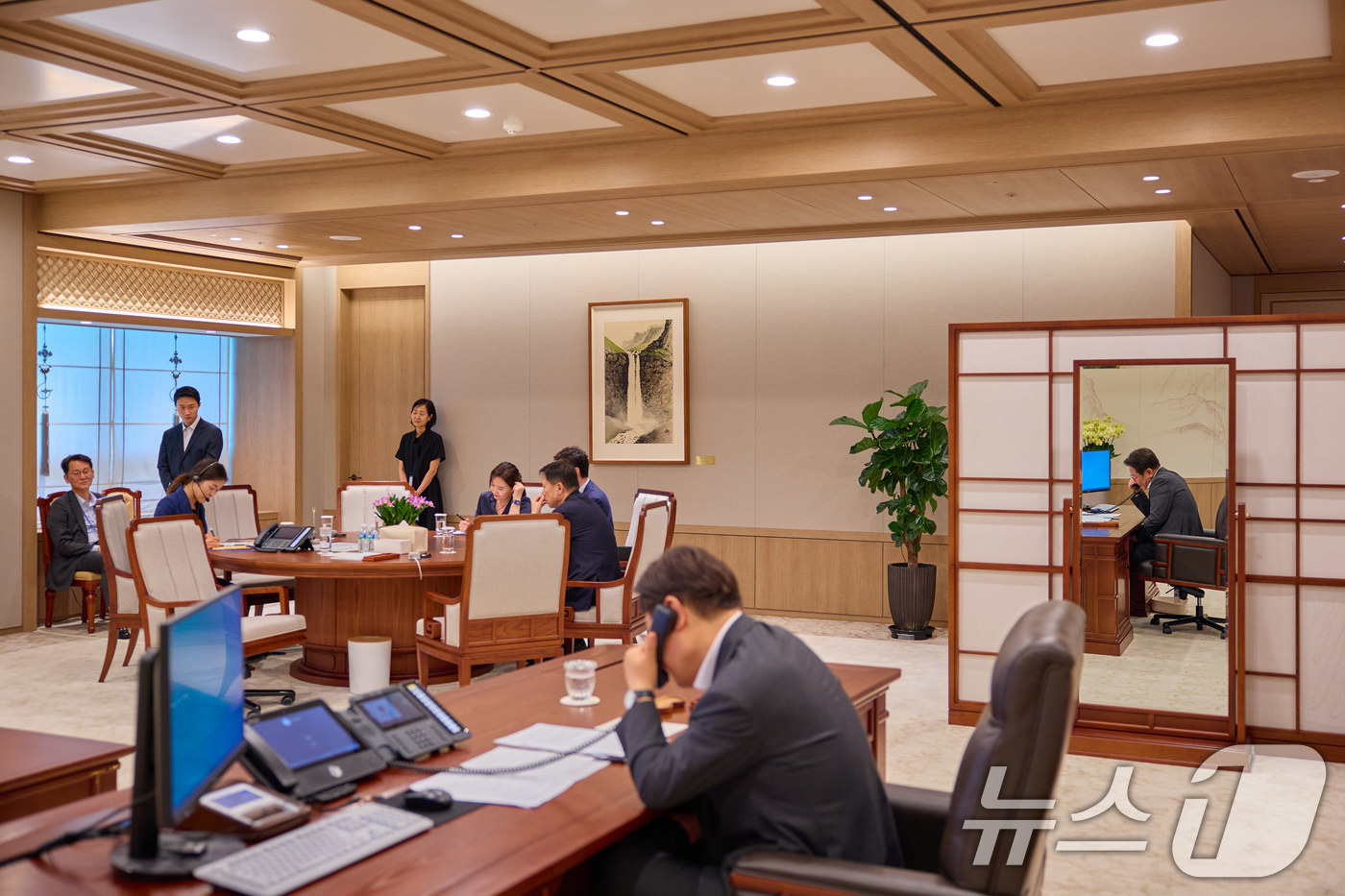 (서울=뉴스1) 이재명 기자 = 이재명 대통령이 지난 22일 서울 용산 대통령실 청사 집무실에서 타밈 빈 하마드 알 싸니 카타르 국왕과 전화 통화하고 있다. (이재명 대통령 SNS …