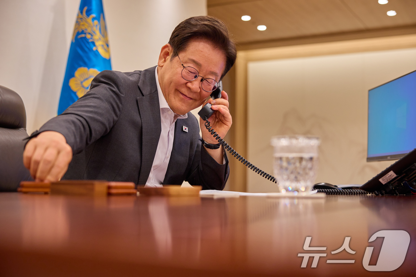 (서울=뉴스1) 이재명 기자 = 이재명 대통령이 지난 22일 서울 용산 대통령실 청사 집무실에서 타밈 빈 하마드 알 싸니 카타르 국왕과 전화 통화하고 있다. (이재명 대통령 SNS …