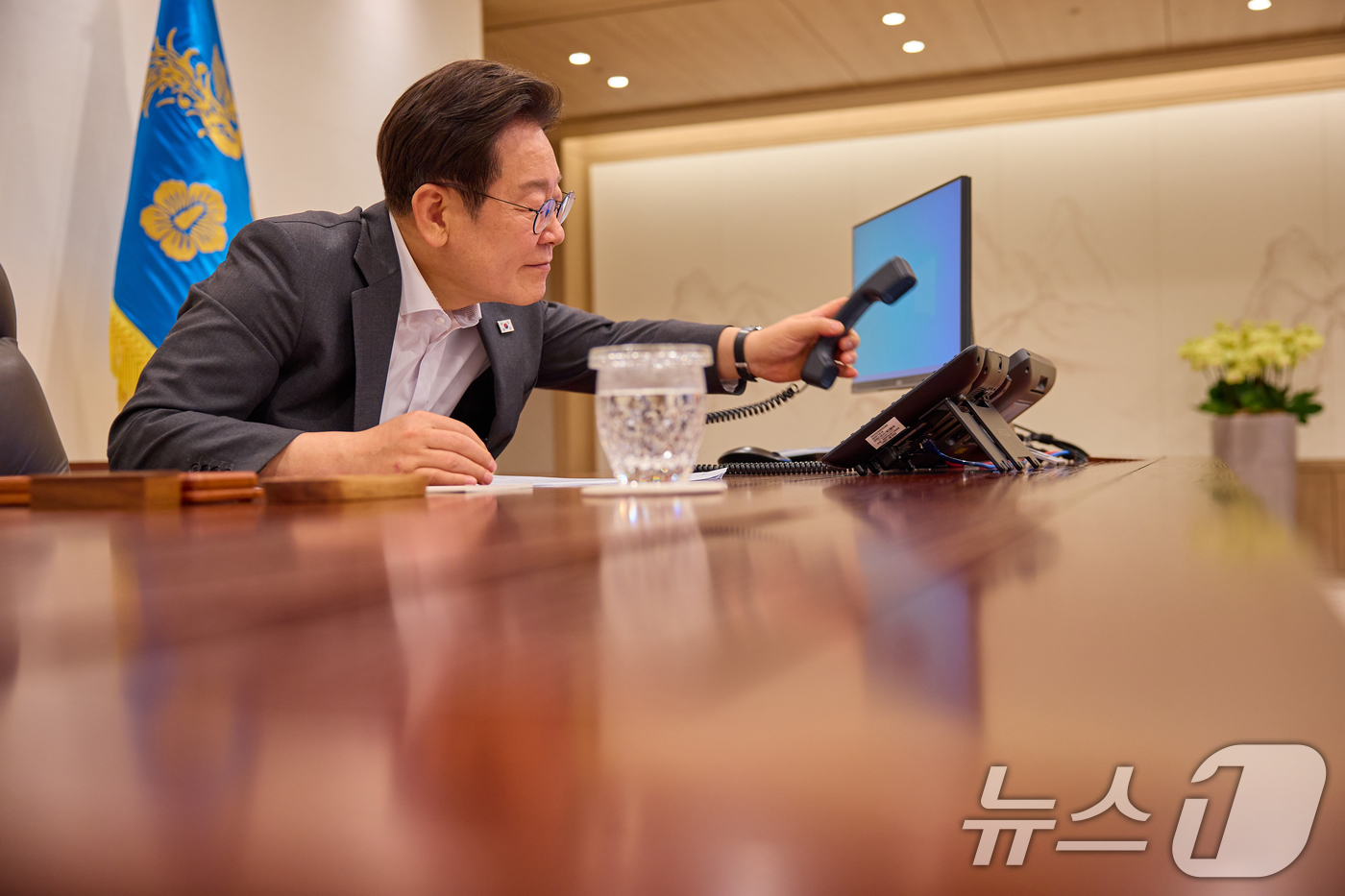 (서울=뉴스1) 이재명 기자 = 이재명 대통령이 지난 22일 서울 용산 대통령실 청사 집무실에서 타밈 빈 하마드 알 싸니 카타르 국왕과 전화 통화하고 있다. (이재명 대통령 SNS …