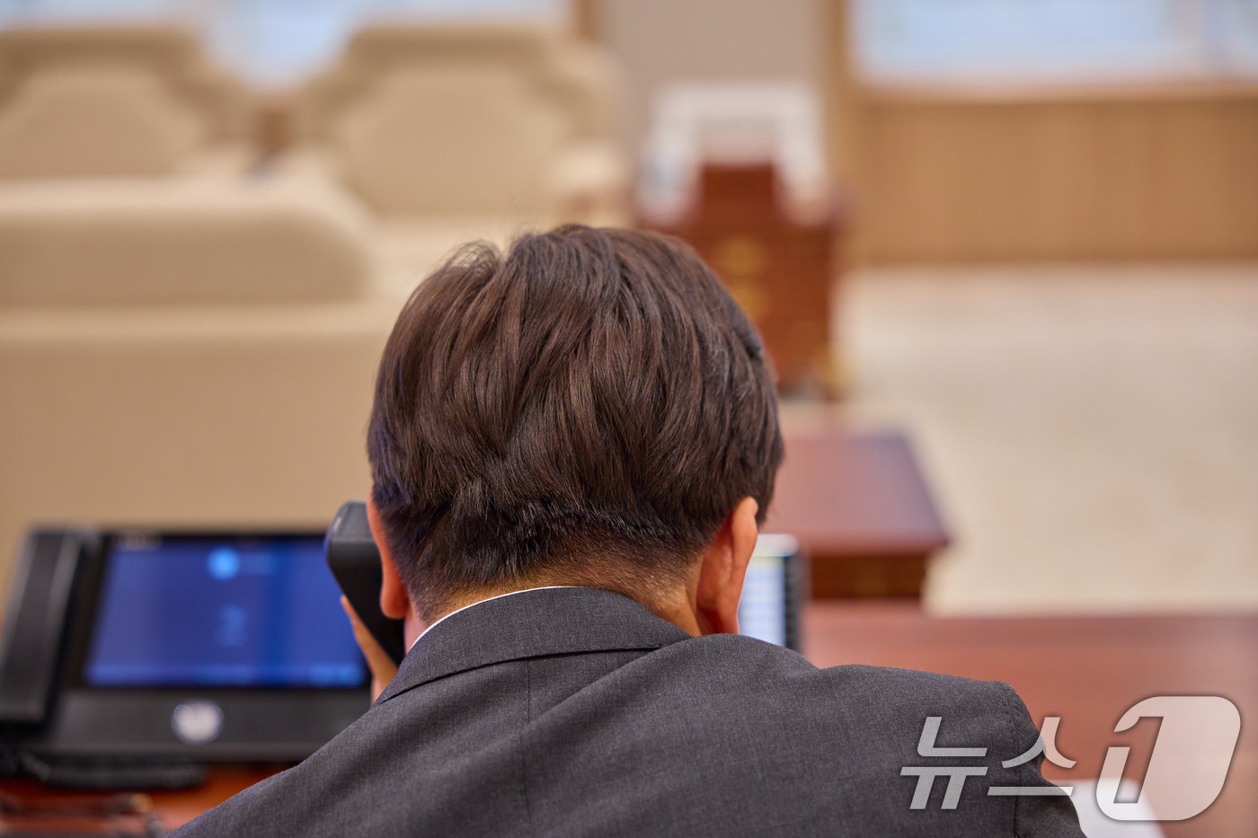 (서울=뉴스1) 이재명 기자 = 이재명 대통령이 지난 22일 서울 용산 대통령실 청사 집무실에서 타밈 빈 하마드 알 싸니 카타르 국왕과 전화 통화하고 있다. (이재명 대통령 SNS …