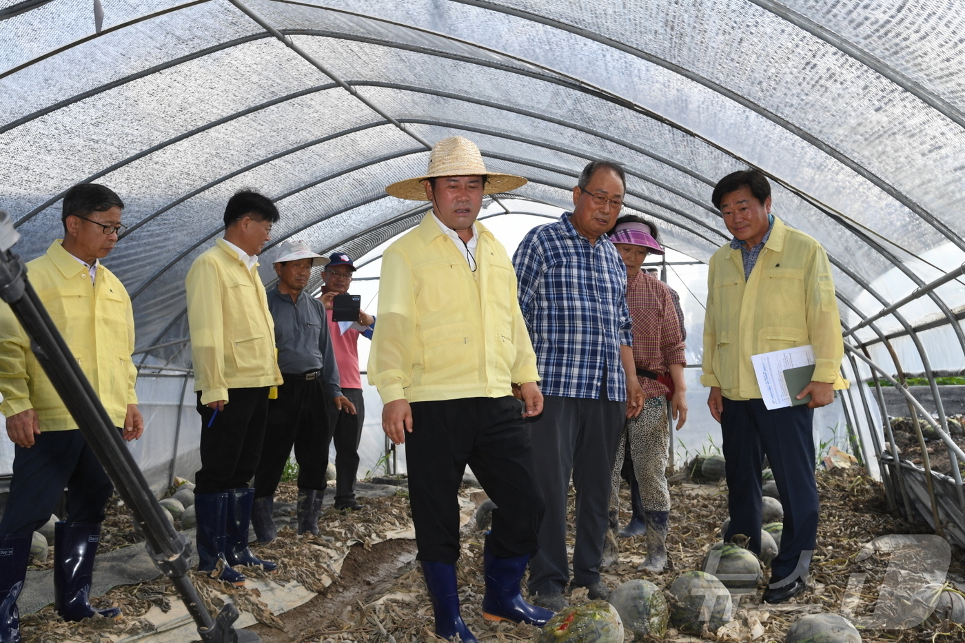 (부여=뉴스1) 김낙희 기자 = 박정현 충남 부여군수가 23일 침수피해를 본 부여군 규암면 합송리 수박 시설하우스를 찾아 피해 상황을 점검하고 있다. 2025.7.23/뉴스1