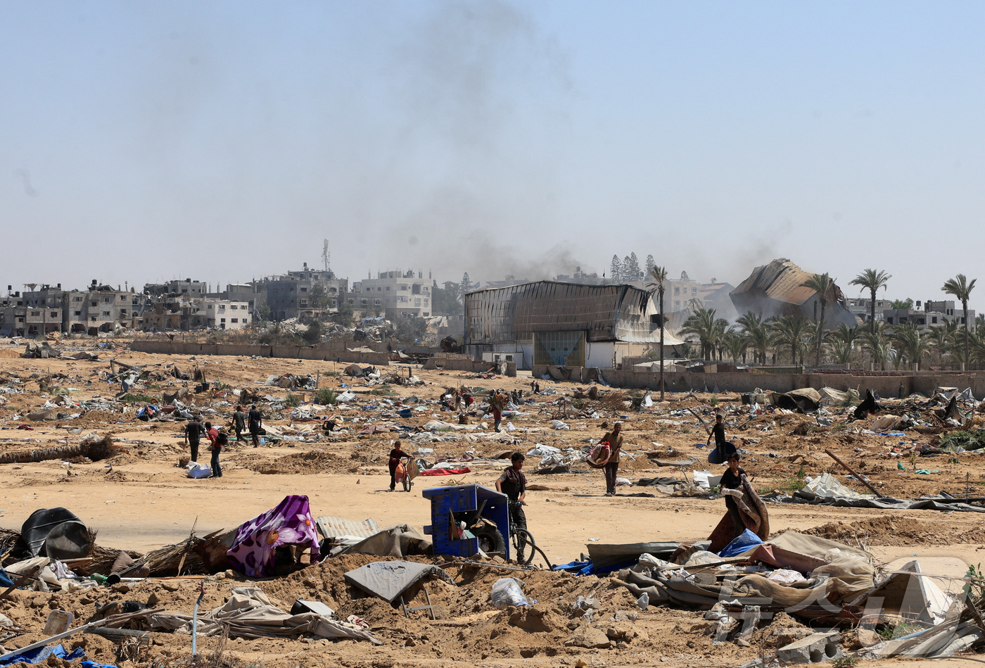 (가자 로이터=뉴스1) 윤다정 기자 = 22일(현지시간) 가자지구 중부 데이르알발라에서 팔레스타인 피란민들이 이스라엘군의 공격으로 피해를 입은 대피소를 살펴보고 있다. 2025.0 …