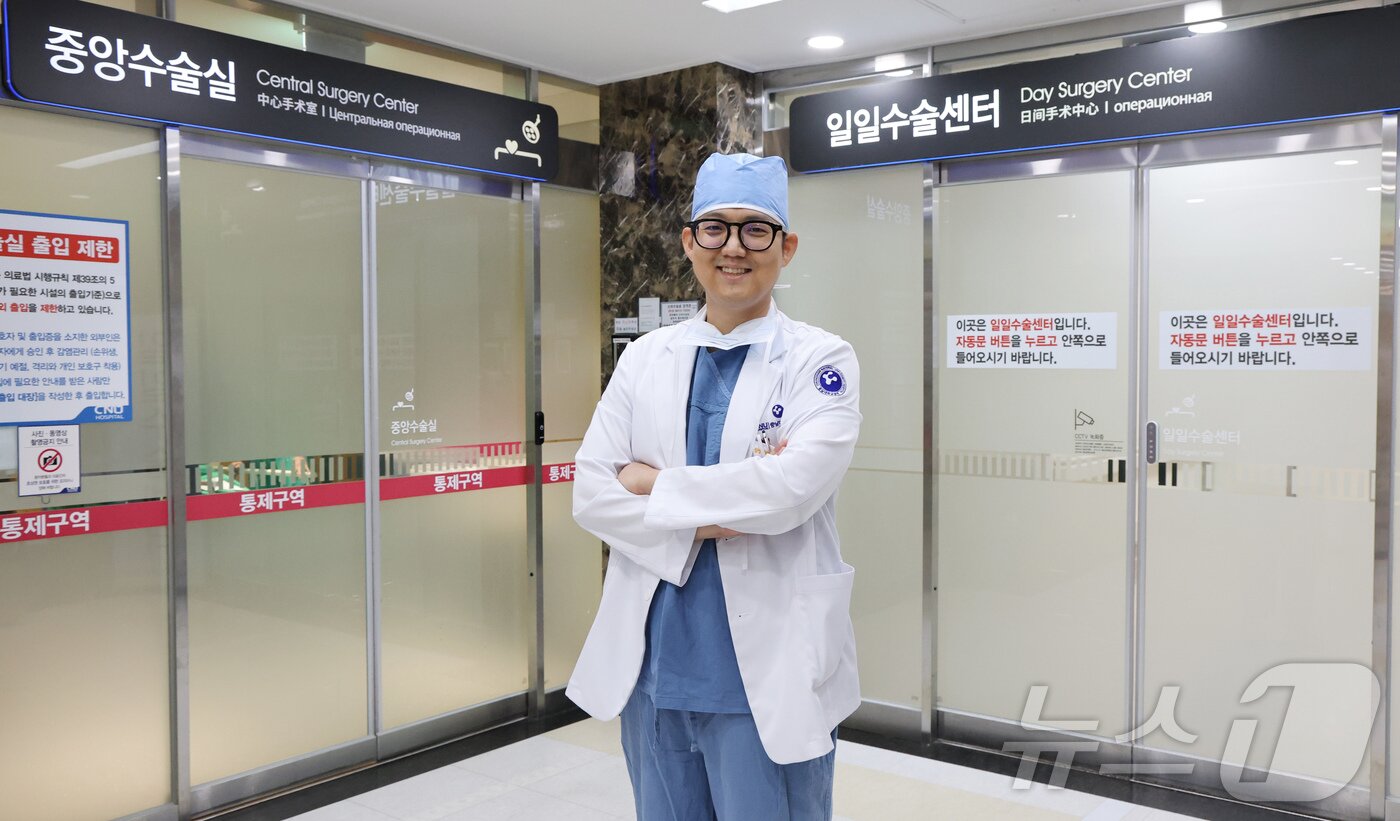 본문 이미지 - 김지성 충남대병원 심장혈관흉부외과 교수가 뉴스1과 인터뷰에서 수술 사례를 설명하고 있다. ⓒ News1 김기태 기자