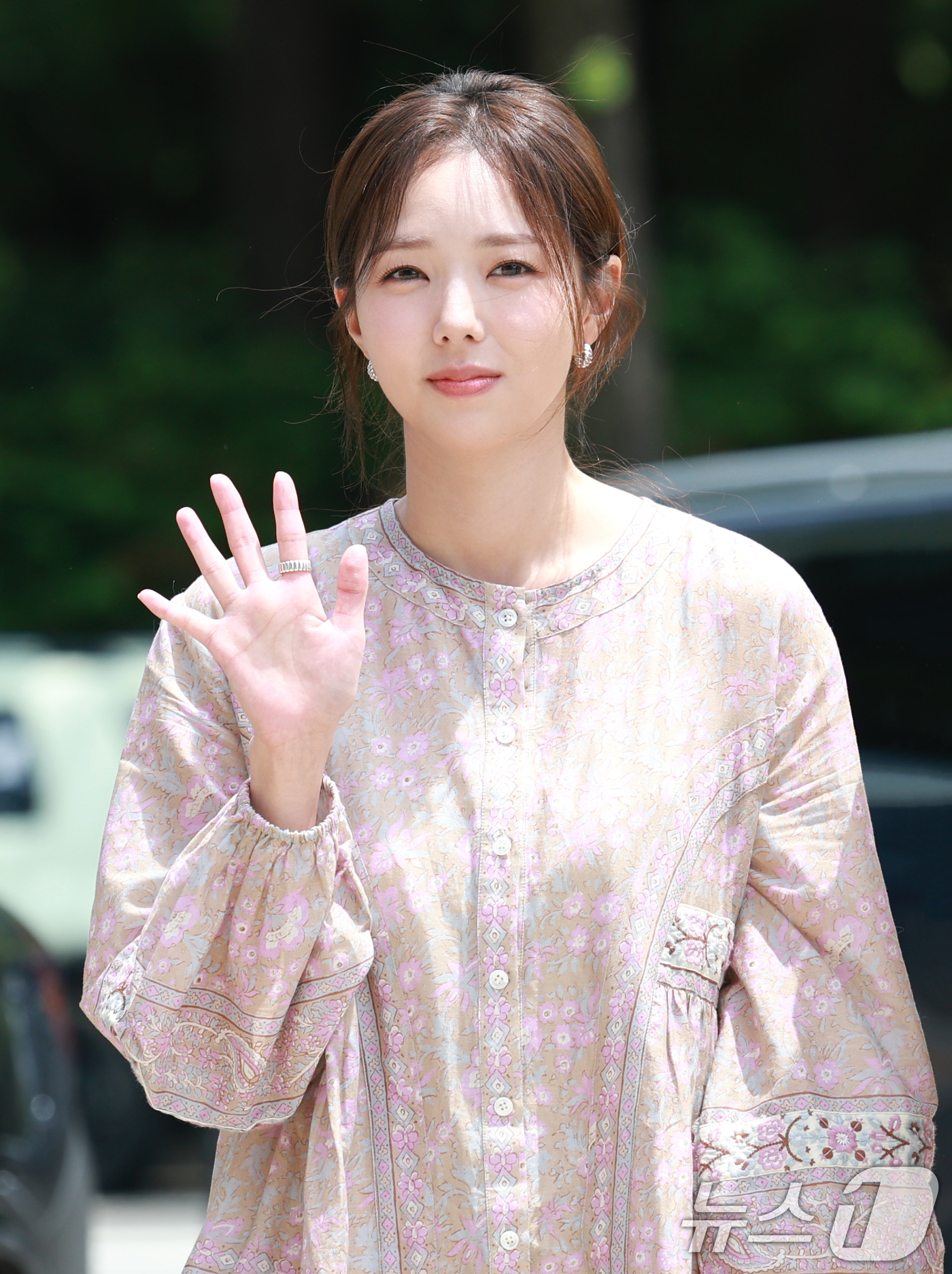 (서울=뉴스1) 권현진 기자 = 배우 채수빈이 라디오 이은지의 가요광장 출연을 위해 23일 서울 영등포구 KBS 본관으로 들어서며 인사를 하고 있다. 2025.7.23/뉴스1