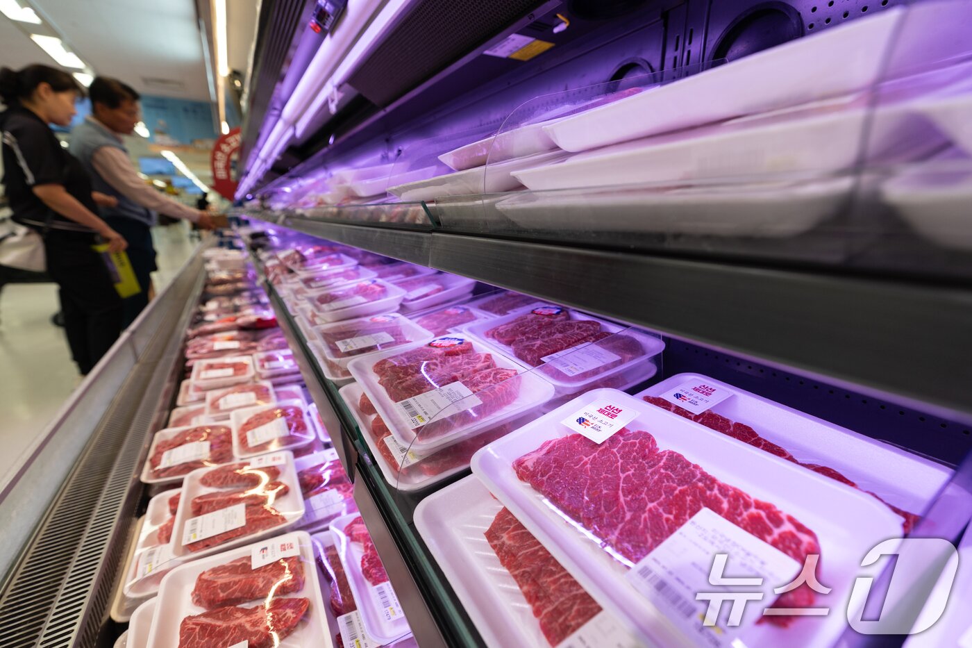 본문 이미지 - 서울 시내의 한 대형마트에 진열된 소고기. 2025.7.23/뉴스1 ⓒ News1 이승배 기자