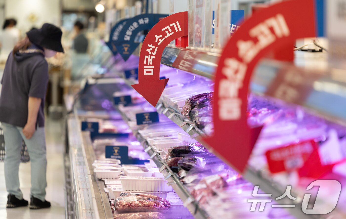 본문 이미지 - 정부가 한미 통상협의 협상 카드에서 쌀과 소고기 시장 추가 개방을 제외한 것으로 알려졌다. 대신 비관세 장벽 완화, 바이오 연료용 작물 수입 확대 등이 협상 카드로 유력하게 제기되고 있다. 미국은 그간 30개월령 이상 소고기의 수입 재개, 쌀 수입 확대를 요구해 왔으나 이에 한국 정부는 한국 식량 안보와 농민 보호를 이유로 요구 수용에 난색을 보여왔다. 사진은 23일 서울 시내의 한 대형마트에 진열된 미국산 소고기 2025.7.23/뉴스1 ⓒ News1 이승배 기자