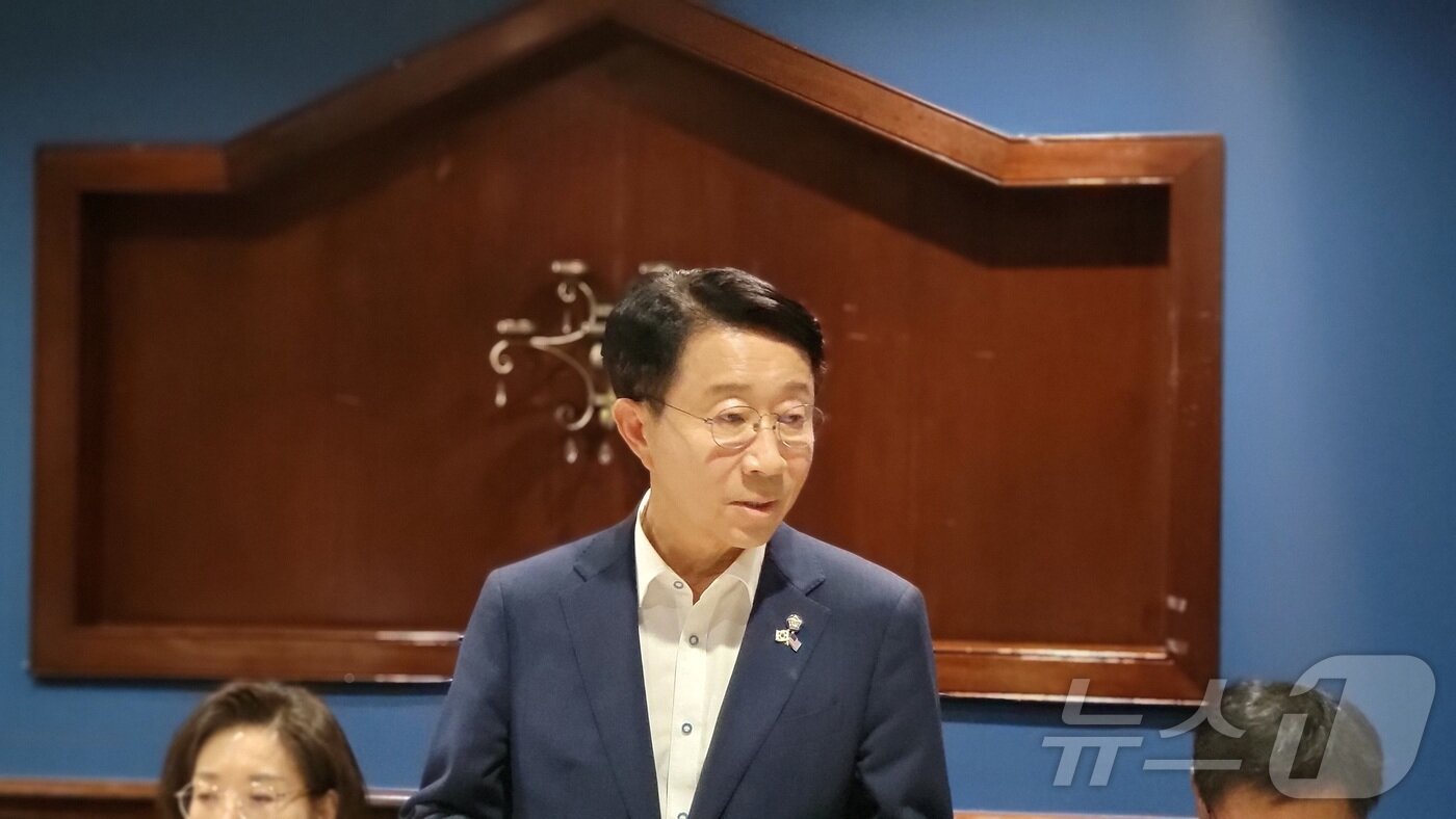 본문 이미지 - 22일&#40;현지시간&#41; 한미의원연맹 방미단 공동단장인 나경원 국민의힘 의원이 워싱턴DC 인근 버지니아주 애넌데일에서 한국 기자들과 만나 방미 의의와 성과를 설명하고 있다. ⓒ News1 류정민 특파원