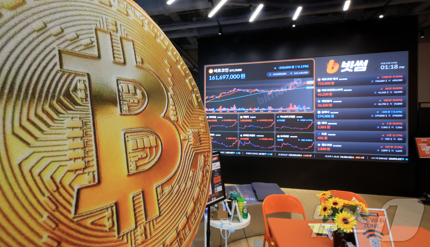 (서울=뉴스1) 김진환 기자 = 비트코인 가격이 12만달러대를 회복했다.22일(현지시간) 미국 가상화폐 거래소 코인베이스에 따르면 미 동부 시간 이날 오후 5시 34분 비트코인 1 …