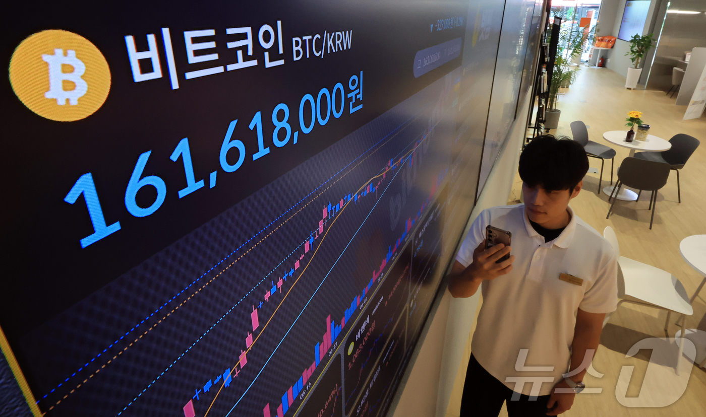 (서울=뉴스1) 김진환 기자 = 비트코인 가격이 12만달러대를 회복했다.22일(현지시간) 미국 가상화폐 거래소 코인베이스에 따르면 미 동부 시간 이날 오후 5시 34분 비트코인 1 …