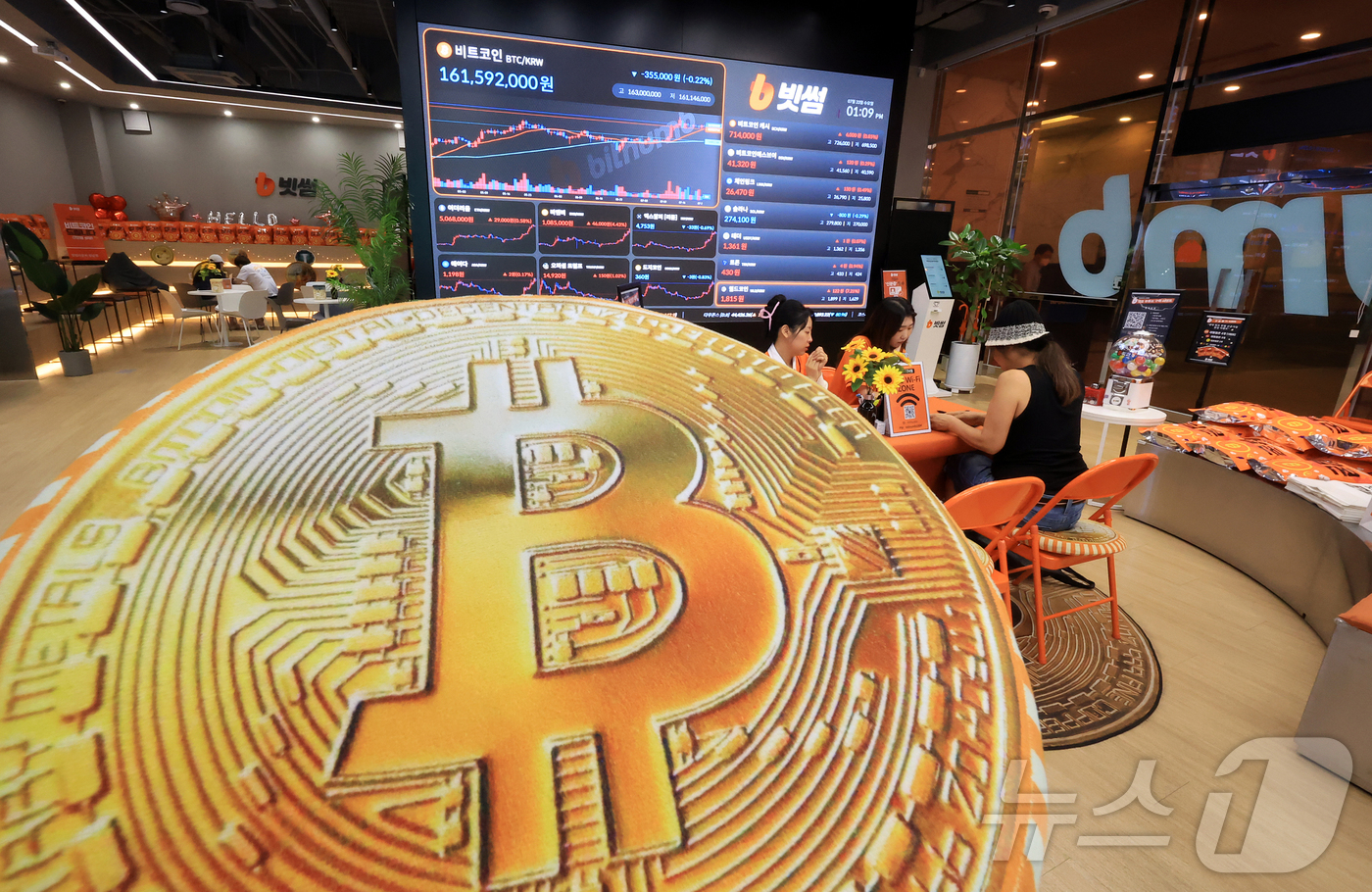 (서울=뉴스1) 김진환 기자 = 비트코인 가격이 12만달러대를 회복했다.22일(현지시간) 미국 가상화폐 거래소 코인베이스에 따르면 미 동부 시간 이날 오후 5시 34분 비트코인 1 …