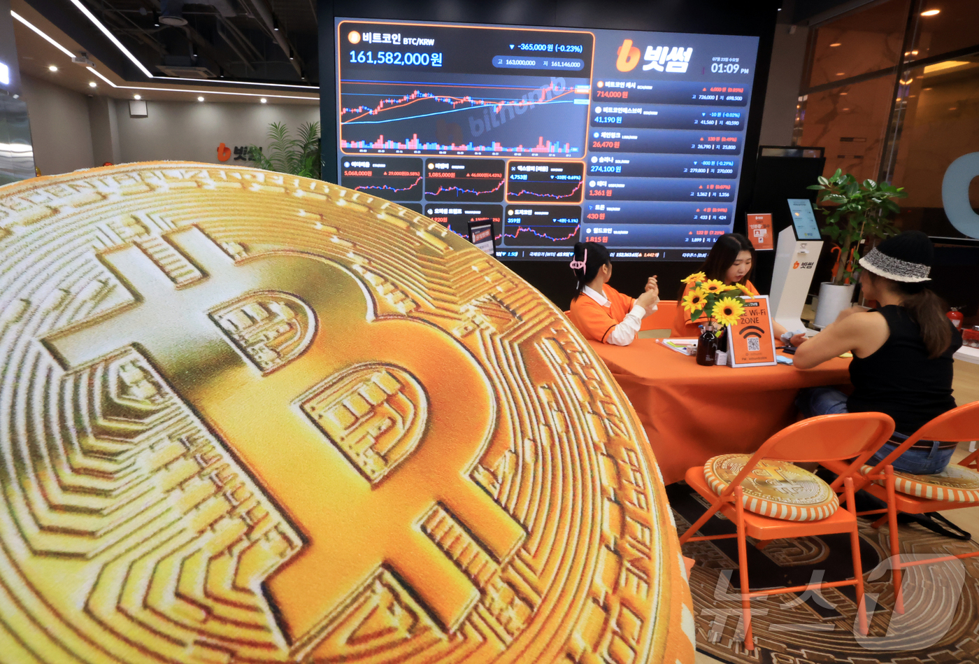 (서울=뉴스1) 김진환 기자 = 비트코인 가격이 12만달러대를 회복했다.22일(현지시간) 미국 가상화폐 거래소 코인베이스에 따르면 미 동부 시간 이날 오후 5시 34분 비트코인 1 …