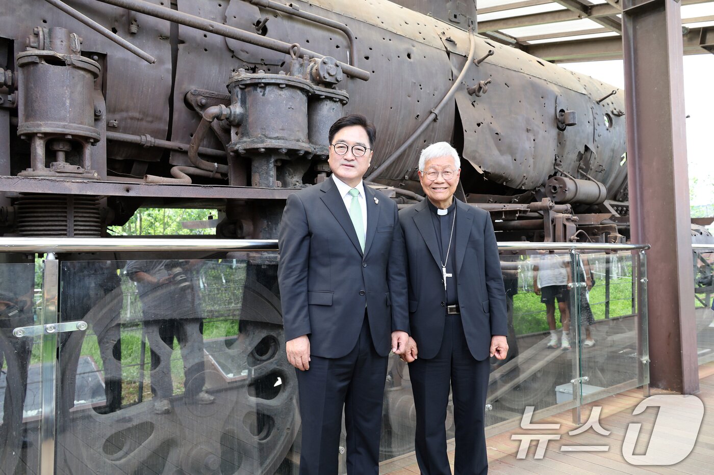 본문 이미지 - 우원식 국회의장(왼쪽)과 유흥식 추기경이 23일 경기 파주시 임진각 평화누리공원에서 장단역 증기기관차를 배경으로 기념 촬영하고 있다. 2025.7.23/뉴스1 ⓒ News1 국회사진기자단