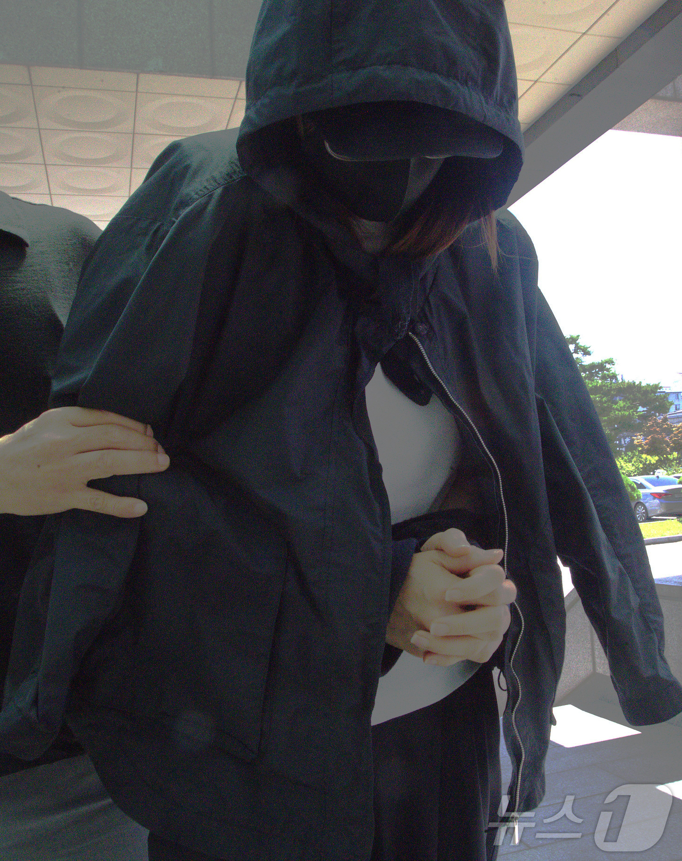 (안동=뉴스1) 신성훈 기자 = 23일 오후 '안동 시험지 유출 사건'의 피의자인 학부모 A씨가 대구지방검찰청 안동지청에 송치되고 있다. 2025.7.23/뉴스1