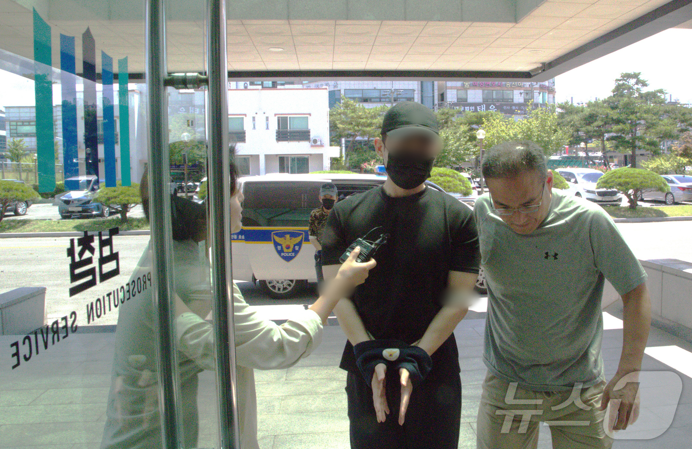 (안동=뉴스1) 신성훈 기자 = 23일 오후 '안동 시험지 유출 사건'의 피의자인 행정실장 B 씨가 대구지방검찰청 안동지청에 송치되고 있다. 2025.7.23/뉴스1