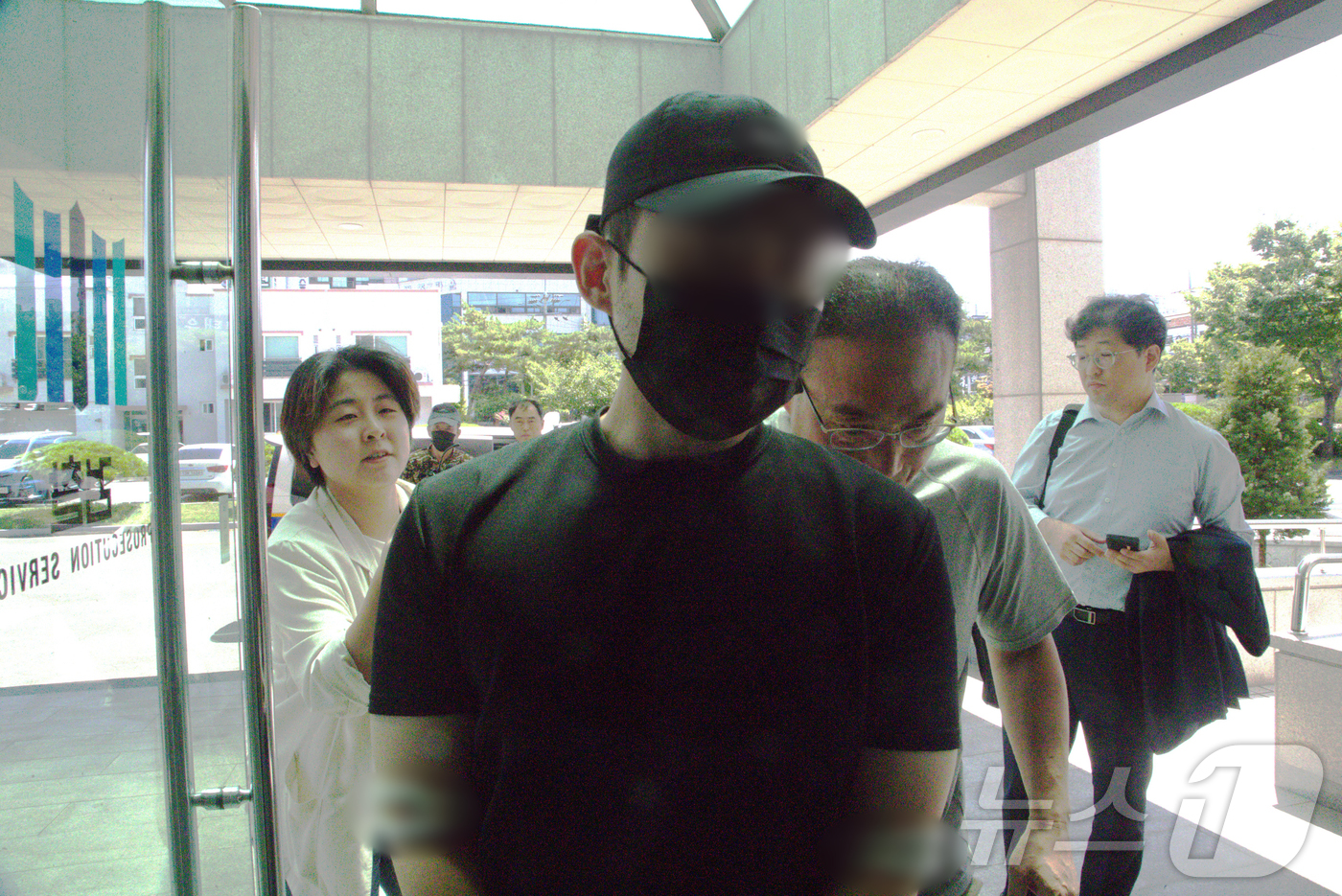 (안동=뉴스1) 신성훈 기자 = 23일 오후 '안동 시험지 유출 사건'의 피의자인 행정실장 B 씨가 대구지방검찰청 안동지청에 송치되고 있다. 2025.7.23/뉴스1