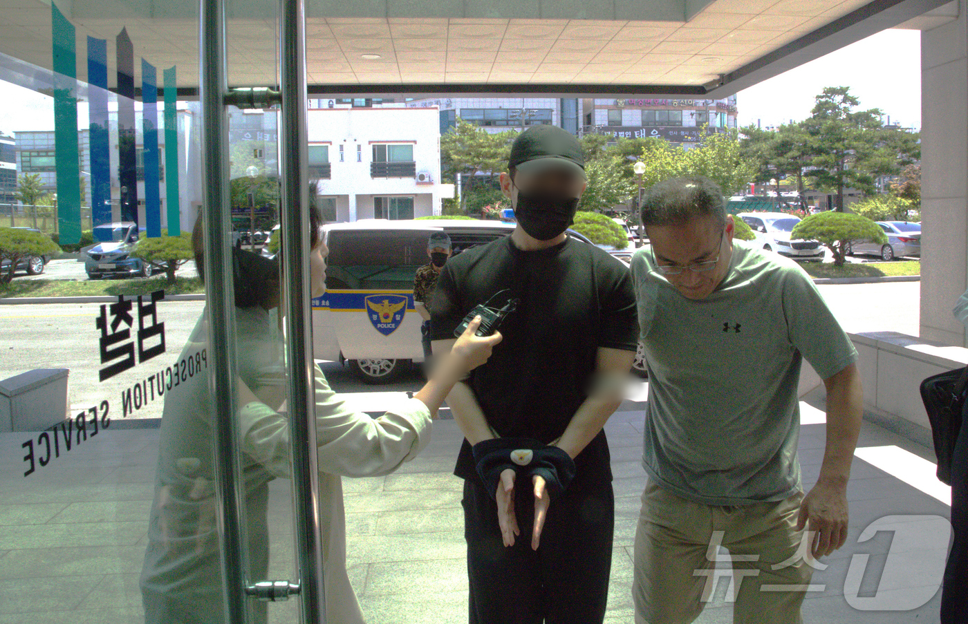 (안동=뉴스1) 신성훈 기자 = 23일 오후 '안동 시험지 유출 사건'의 피의자인 행정실장 B 씨가 대구지방검찰청 안동지청에 송치되고 있다. 2025.7.23/뉴스1