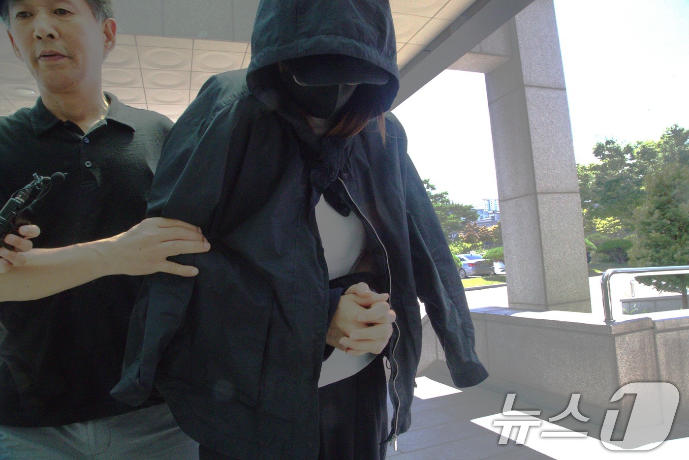 (안동=뉴스1) 신성훈 기자 = 23일 오후 '안동 시험지 유출 사건'의 피의자인 학부모 A씨가 대구지방검찰청 안동지청에 송치되고 있다. 2025.7.23/뉴스1