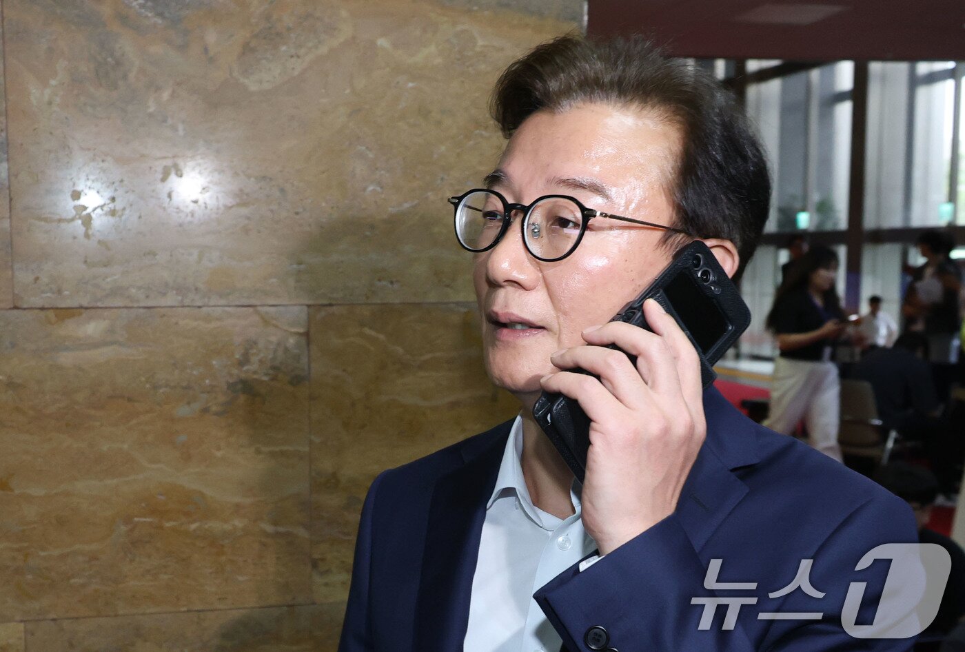 본문 이미지 - 해양수산부 장관 후보자인 전재수 더불어민주당 의원이 23일 오후 서울 여의도 국회에서 열린 의원총회에 참석하고 있다. 이날 국회 농림축산식품해양수산위는 전체회의에서 전재수 후보자에 대한 인사청문보고서 채택의 건을 가결했다. 2025.7.23/뉴스1 ⓒ News1 이광호 기자