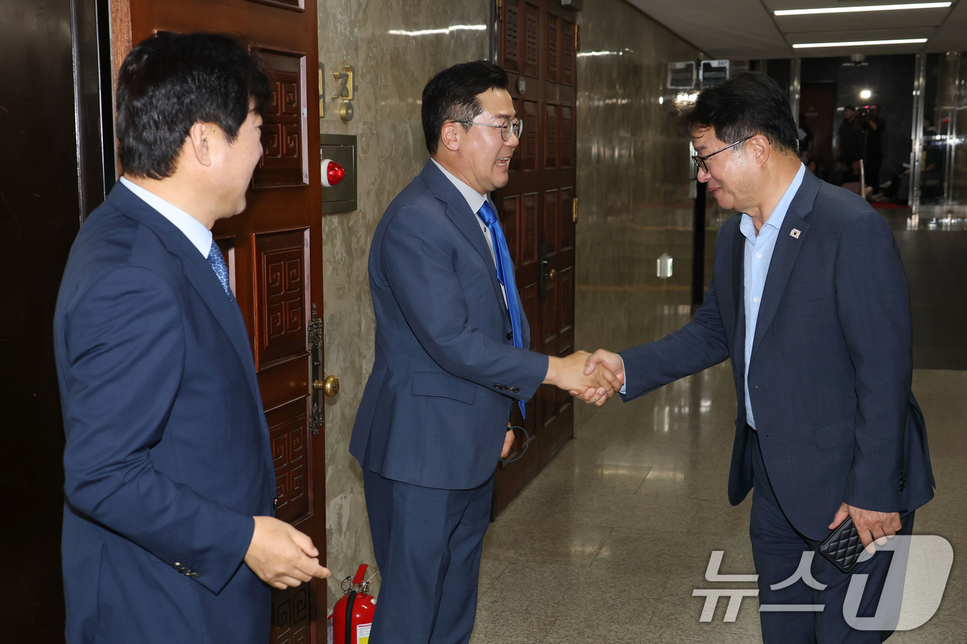 (서울=뉴스1) 이광호 기자 = 더불어민주당 당대표 후보인 박찬대 의원이 23일 오후 서울 여의도 국회 의원총회장 앞에서 의원들에게 인사하고 있다. 왼쪽은 황명선 최고위원 후보. …