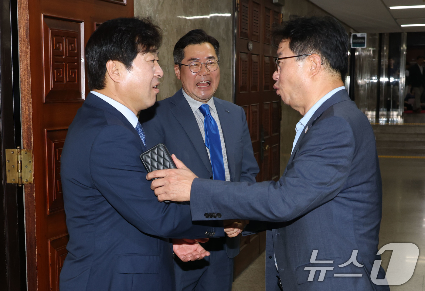 (서울=뉴스1) 이광호 기자 = 더불어민주당 최고위원 후보인 황명선 의원이 23일 오후 서울 여의도 국회 의원총회장 앞에서 의원들에게 인사하고 있다. 가운데는 박찬대 당대표 후보. …