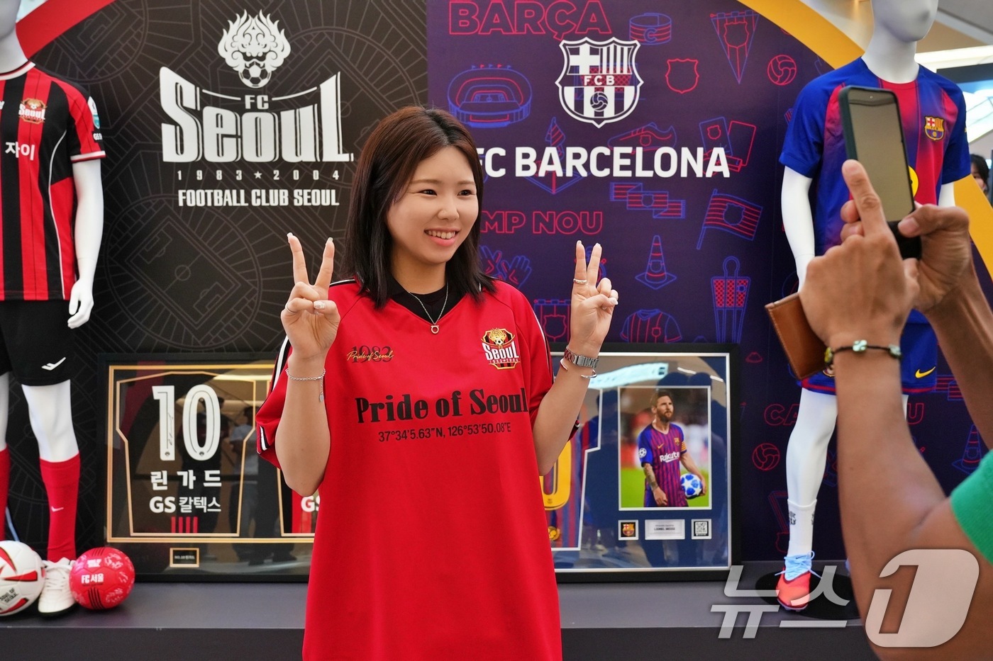 (서울=뉴스1) = 롯데백화점이 오는 8월 3일까지 잠실 롯데월드몰 1층 아트리움에서 'FC 서울 VS FC 바르셀로나' 팝업스토어를 운영한다고 23일 밝혔다.서울 송파구 잠실 롯 …