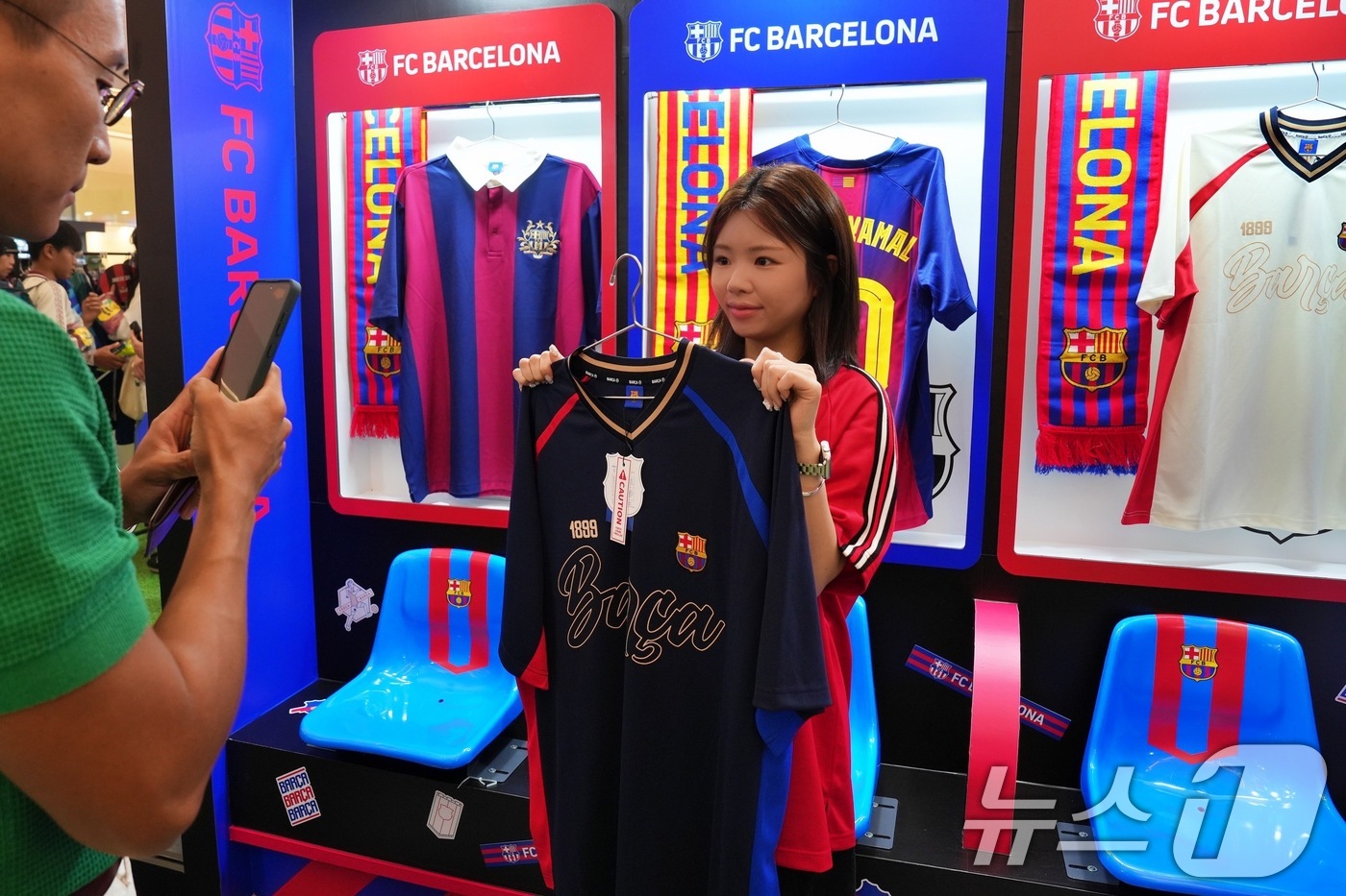 (서울=뉴스1) = 롯데백화점이 오는 8월 3일까지 잠실 롯데월드몰 1층 아트리움에서 'FC 서울 VS FC 바르셀로나' 팝업스토어를 운영한다고 23일 밝혔다.서울 송파구 잠실 롯 …