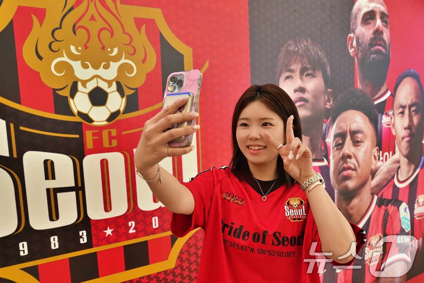 (서울=뉴스1) = 롯데백화점이 오는 8월 3일까지 잠실 롯데월드몰 1층 아트리움에서 'FC 서울 VS FC 바르셀로나' 팝업스토어를 운영한다고 23일 밝혔다.서울 송파구 잠실 롯 …