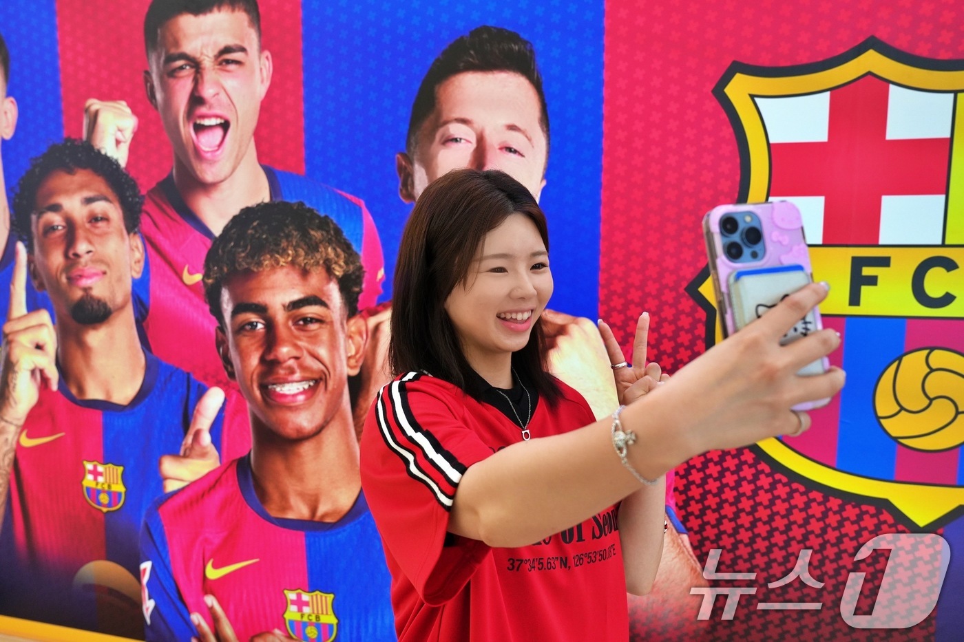 (서울=뉴스1) = 롯데백화점이 오는 8월 3일까지 잠실 롯데월드몰 1층 아트리움에서 'FC 서울 VS FC 바르셀로나' 팝업스토어를 운영한다고 23일 밝혔다.서울 송파구 잠실 롯 …