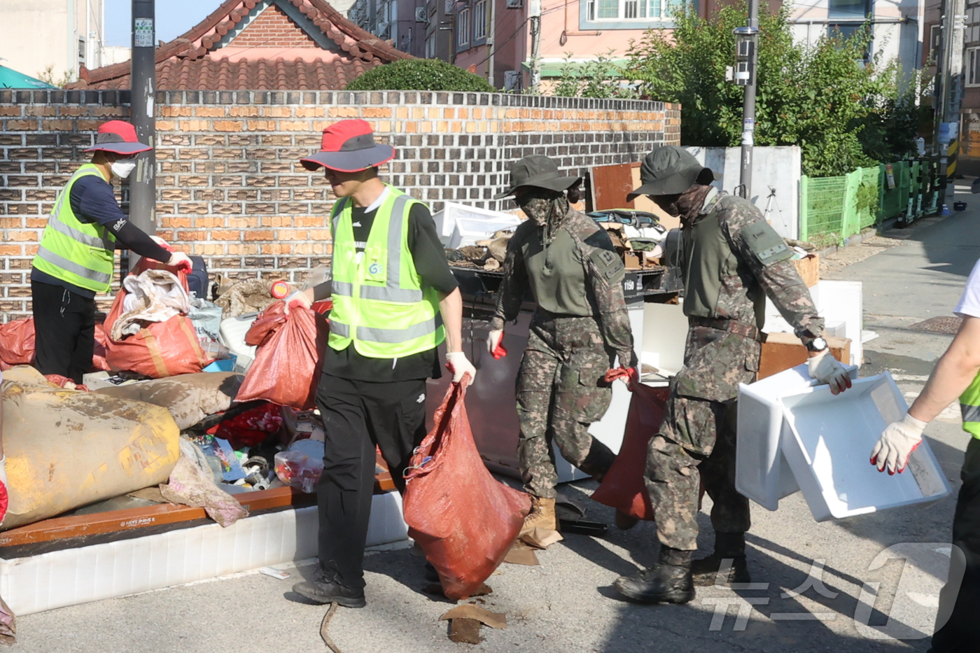 (광주=뉴스1) 이승현 기자 = 31사단 군 장병들이 23일 광주 동구 지산2동 침수 피해 주택에서 복구 작업을 하고 있다. (광주 동구 제공. 재판매 및 DB 금지) 2025.7 …