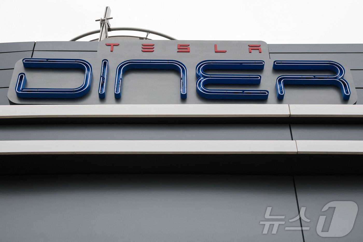 (로스앤젤레스 AFP=뉴스1) 권영미 기자 = 21일(현지시간) 미국 캘리포니아 로스앤젤레스(LA)에 문 연 '테슬라 다이너'. 2025.07.21.ⓒ AFP=뉴스1