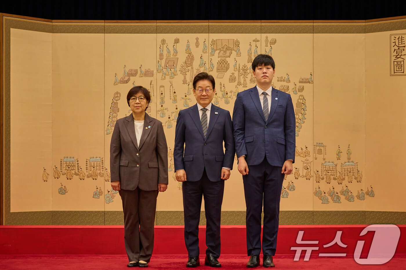 본문 이미지 - 이재명 대통령이 지난해 7월 서울 용산 대통령실 청사에서 열린 임명장 및 위촉장 수여식에서 정은경 보건복지부 장관에게 임명장을 수여한 뒤 자녀와 함께 기념촬영을 하고 있다. (대통령실 제공. 재판매 및 DB 금지) ⓒ 뉴스1 허경 기자