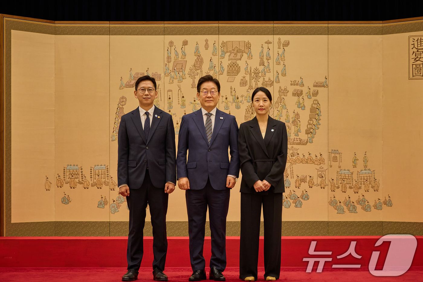 (서울=뉴스1) 허경 기자 = 이재명 대통령이 23일 서울 용산 대통령실 청사에서 열린 임명장 및 위촉장 수여식에서 배경훈 과학기술정보통신부 장관에게 임명장을 수여한 뒤 배우자와 …