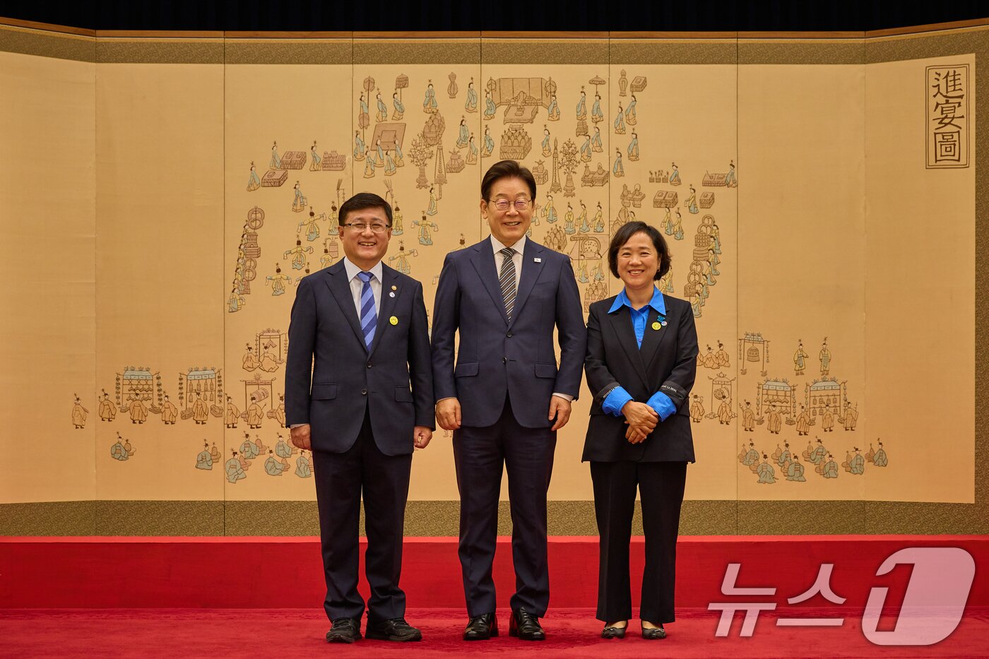 본문 이미지 - 이재명 대통령이 23일 서울 용산 대통령실 청사에서 열린 임명장 및 위촉장 수여식에서 김성환 환경부 장관에게 임명장을 수여한 뒤 배우자와 함께 기념촬영을 하고 있다. &#40;대통령실 제공. 재판매 및 DB 금지&#41; 2025.7.23/뉴스1 ⓒ News1 허경 기자