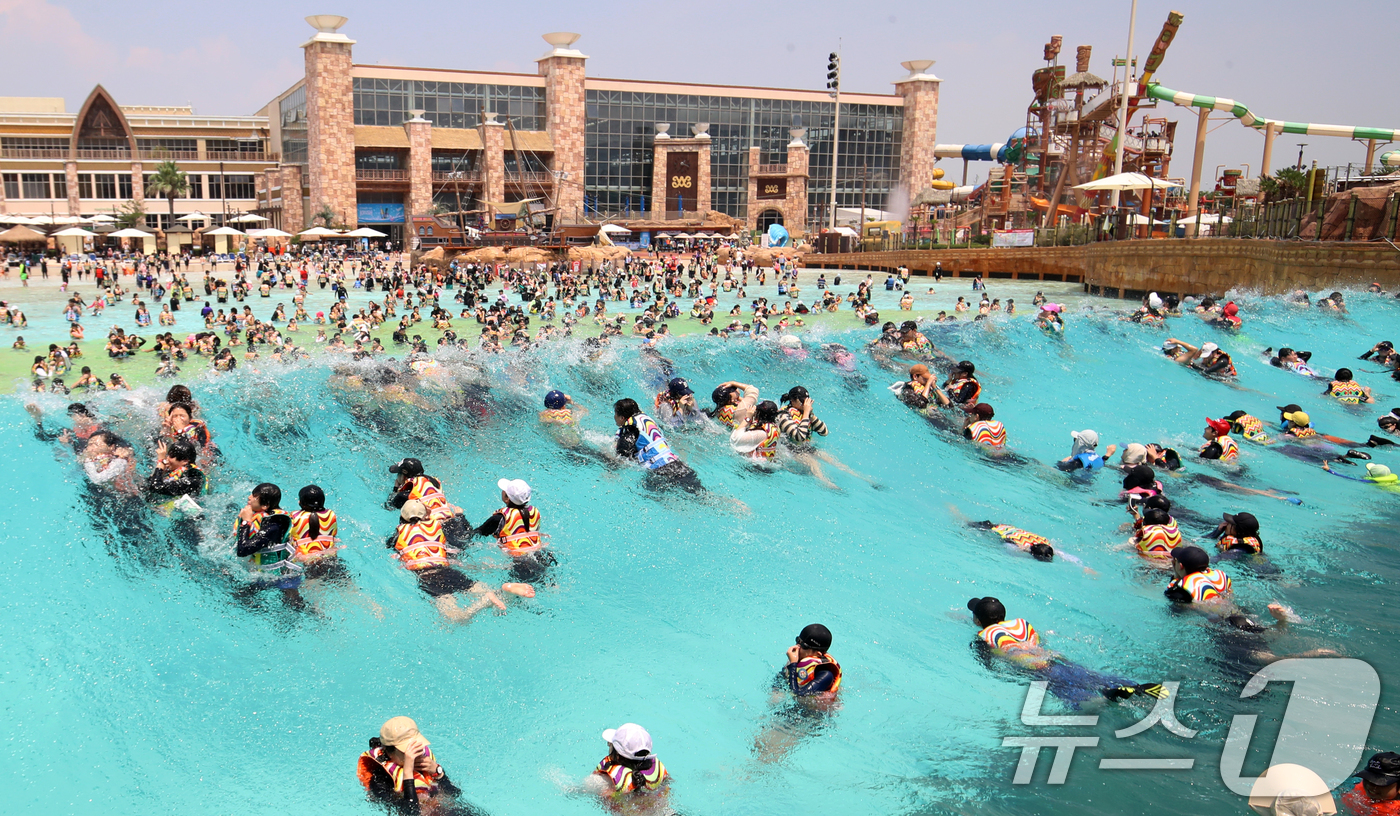 (김해=뉴스1) 윤일지 기자 = 전국 대부분 지역에 폭염특보가 발효된 23일 오후 경남 김해시 롯데워터파크를 찾은 피서객들이 물놀이를 즐기며 더위를 식히고 있다.  2025.7.2 …